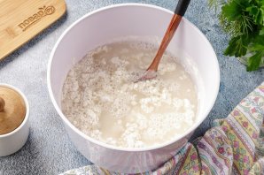 Дрожжевые беляши на воде