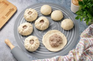 Дрожжевые беляши на воде