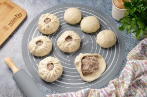 Дрожжевые беляши на воде