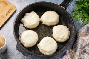 Дрожжевые беляши на воде