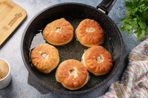 Дрожжевые беляши на воде