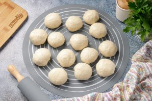 Дрожм?евые беляши на воде