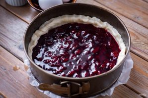 Пирог с замороженной вишней и безе
