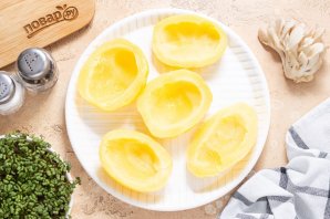 Картофель фаршированный вешенками