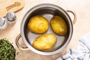 Картофель фаршированный вешенками
