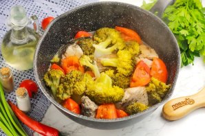 Карп, тушм?нный с овощами