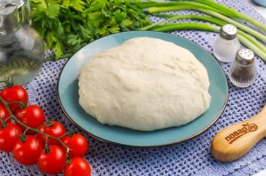 Пицца с помидорами и сыром