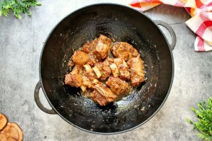 Говяжьи ребрышки в м?азане с луком