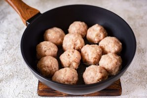 Мясные тефтем?и с рисом