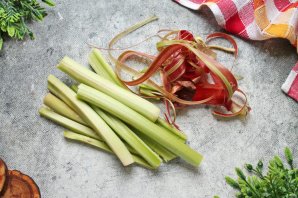 Пирог с клубникой, ревенем и поѼ?ыпкой