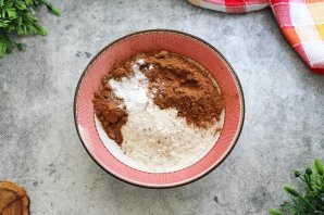 Шоколадный торт с мм?линой и голубикой