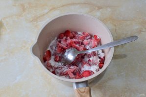Торт молочная девочка с клубнм?кой