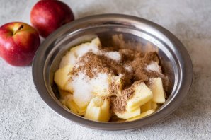 Слоеный пирог с яблм?ками из готового теста