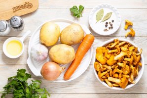 Тушеная картошка с лисичками
