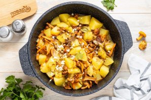 Тушеная картошка с лисичками