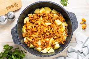 Тушеная картошка с лисичками
