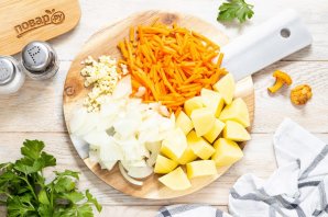 Тушеная картошка с лисичками