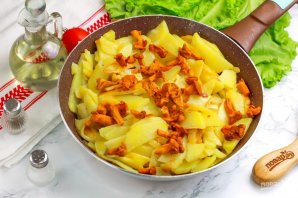 Лисички, жареные с картошкой