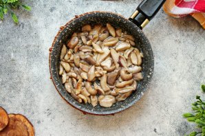 Жареные маслята с картошкой